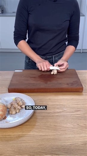 No more trouble with ginger ❌ The Peeling Knife - also known as a Turning or Tourne Knife - with its short, bird's beak-shaped curved blade, makes it easy to peel produce. It quickly removes the thin skin of ginger without taking off too much of the flesh underneath, preserving more flavor and yield. Is it part of your collection yet? | WÜSTHOF