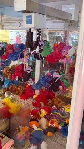 Sesame Street claw game in Sesame Place Philadelphia! #ClawGames #SesamePlace ￼