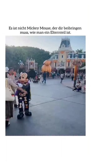 realistic humour on Instagram: "Dieses virale Video aus dem Jahr 2024 zeigt einen besonderen Moment im Disneyland, in dem Micky Maus eingreift, um die Sicherheit eines Kindes zu gewährleisten. Hier ist die Zusammenfassung auf Deutsch: Highlights des Videos Der Vorfall: Ein kleines Kleinkind läuft unbeaufsichtigt in Richtung einer Bordsteinkante, während der Vater damit beschäftigt ist, die Umgebung zu filmen. Mickys Reaktion: Der Darsteller im Micky-Maus-Kostüm bemerkt die Gefahr sofort. Er grei