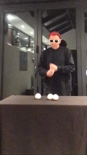 Such a special pattern… the shortest route I could find between toss juggling, a bounce and a roll…all existing in one short repeated sequence. On the face of it, pretty simple but as Luke points out requiring some considerable mental presence. I have rarely been happier than when I worked out this delightful little pattern 🤗✊🥳🤟🏽💜🙏 Please feel free to LIKE * SHARE * COMMENT #play #creativity #practice #juggling #meditation #juggler #research #tablejuggling #tabletopjuggling #patterns #happ