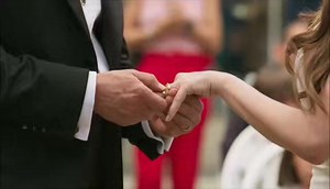 La semaine prochaine dans #LaRecetteDeLAmour ❤😊 Un moment choc : Paz surprend une conversation entre Ginebra et Esteban, où Ginebra le force littéralement à l’épouser 😮💔 Le grand jour arrive : le mariage d’Esteban et Ginebra… suivi de leur lune de miel. Mais malgré tout, l’amour d’Esteban pour Paz reste plus fort que n’importe quel serment ❤🔥 📺 Ne manquez surtout pas les prochains épisodes sur La1ère ! #ElAmorNoTieneReceta #Televisa #La1ère | Sarobidy Rt