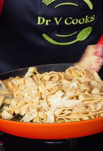 remember our butter chicken? 👀🔥 Today I switched it up — same rich, flavour-packed sauce, but paired with fettuccine to create a creamy chicken Alfredo twist. And honestly? It works beautifully. I love building recipes that aren’t limited to one outcome. With a strong base, you can create multiple meals without increasing your cost or time in the kitchen — which is key for everyday cooking. Whether you enjoy it with rice, naan, wraps, or like this with pasta… it’s all about making one recipe w