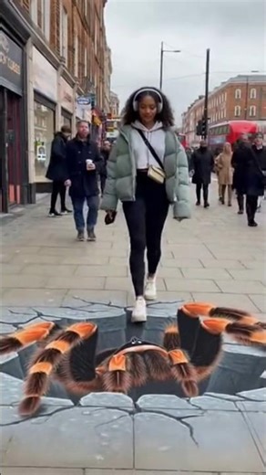 “This Sidewalk Spider Prank Made Everyone Panic 😂