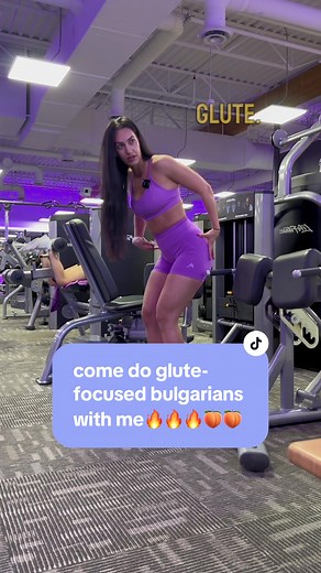 Come make your Bulgarian split squat more glute-biased with me⬇️ BUT FIRST, use this little hack to find your ideal split squat stance: —> sit on the edge of your bench/box —> extend your legs all the way out in front of you —> wherever your heels land, stand up in that spot and place the non-working leg onto the bench behind you —> you can also wiggle around a bit till you find your perfect lil sweet spot💁🏻‍♀️ **generally speaking, we want a moderately wide stance (not too narrow but also not