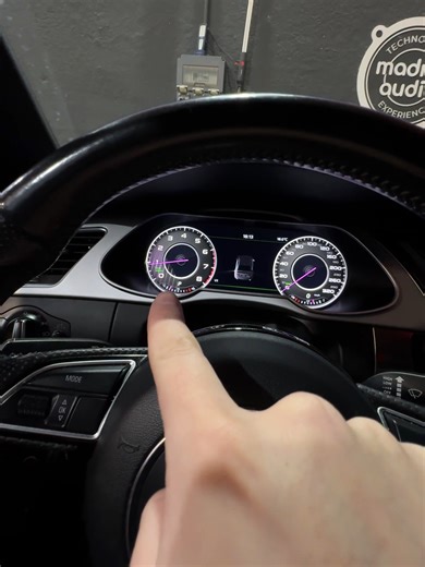 😳 “¿No quieres cambiar de coche, pero sí actualizarlo?” No hace falta cambiar de coche para sentir que conduces uno nuevo. En este Audi A4 sustituimos su cuadro analógico por un cuadro digital 📲 La pregunta es 👇 ¿Actualizarías tu coche o prefieres cambiarlo directamente? #audia4 #cuadrodigital #madridaudio PUBLICIDAD