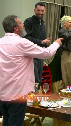 Fermerët kërcejnë mbi karrige! Romiri: Vazhdoni, vazhdoni se nesër kemi punë | Ferma Vip 3