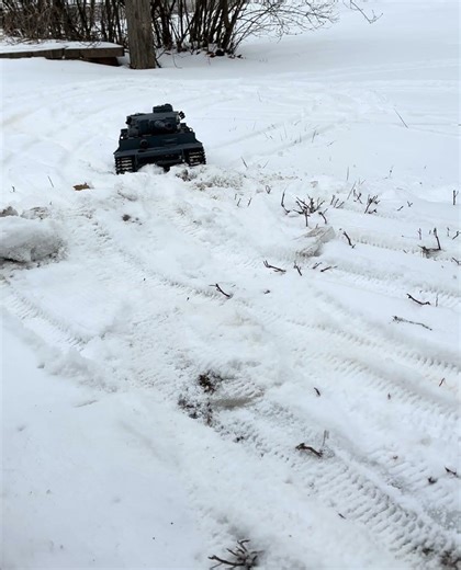 Tiger 1 RC tank in the snow #tiger1 #rctank #henglong #shorts