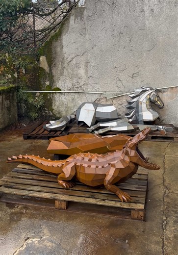 Cheval en acier corten de 1,5mm en cours de fabrication, l’alligator est en acier S235 aussi en 1,5 mm d’épaisseur 🐴🐊 #metalart #sculpture #welder #art #sculptureart