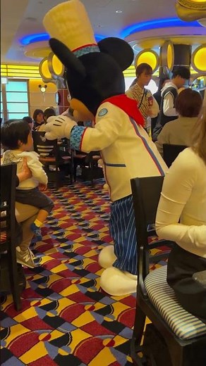 ディズニーアンバサダーホテルのレストラン シェフ・ミッキーの朝食時の、ミッキーマウスのおもてなしサービス 2025/3/17 撮影
