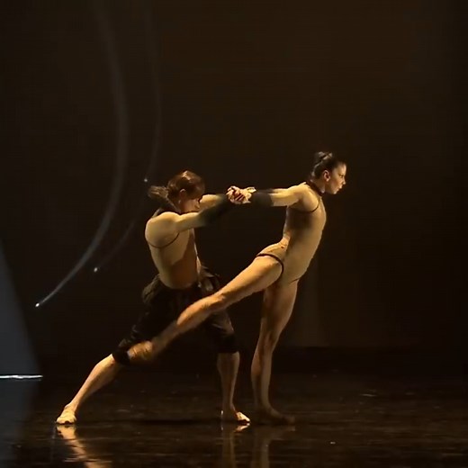 🖤 A stunning throwback moment from The Royal Ballet's Woolf Works with Natalia Osipova and Ed Watson! Inspired by the writings of Virginia Woolf, Wayne McGregor’s ballet returns to our theatre on 1 March! Book here: https://bit.ly/3je7D8N | Royal Ballet And Opera