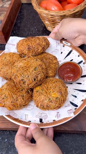 Recipe Racer on Instagram: "Veg cutlet 😋😍 #vegcutlet #cutlet #easy #cutlet #viralvideos #instareels #reelkarofeelkaro #viralvideos #breakfast #lunchbox #easyrecipe #foodie #trending #cheesycutlet #cutlet"
