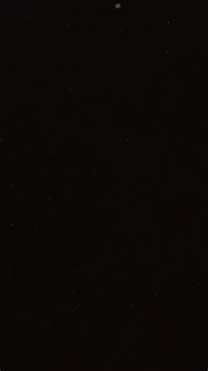 𝐇𝐢𝐦⚜️𝐧𝐬𝐡𝐮 𝐒𝐢𝐧𝐠𝐡 on Instagram: "🇯🇵 当达到这种速度时，已经不再是地面移动，而是以音速前进 🚀🌍 这段模拟展示了如果以 马赫 1（约 1330 公里/小时）的速度乘坐超音速列车穿越日本，会是一种怎样的体验。 目前，日本最快的列车运行速度约为 320 公里/小时，而在如超高速 磁悬浮列车 等先进实验平台上，在受控环境中已经实现了 超过 600 公里/小时 的速度。这一模拟远远超出了现有水平，探索当现代铁路概念进化为真正的超高速系统时，未来将具备怎样的可能性。 要达到这样的速度，仅靠动力是远远不够的。工程师们正在研究 磁悬浮技术、几乎零摩擦的导轨，以及 真空或低压管道系统，以消除超高速运行中最大的限制因素——空气阻力。在马赫级别的速度下，哪怕是微小的空气扰动，也会成为严峻的结构性挑战。 因此，未来的超音速铁路构想将依赖于 高精度导向系统、AI 控制的稳定技术，以及在 数百公里范围内以毫米级误差建造的基础设施。 一旦实现，如今需要数小时的行程将被缩短到几分钟，这可能从根本上改变 通勤方式、区域经济，以及 大型城市之间的连接方式。