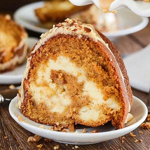 Sweet Potato Cream Cheese Bundt Cake: this rich, moist, sweet potato spiced cake is swirled with sweet cream cheese and topped with an amazing pecan praline frosting!! RECIPE: https://thenovicechefblog.com/2016/10/sweet-potato-cream-cheese-bundt-cake/ | The Novice Chef