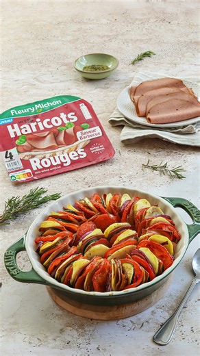 Ce tian de légumes sent bon le soleil, avec les tranches végé Harcots Rouges saveur Barbecue @fleurymichon ! 🥘☀️ La recette 👇 Ingrédients (pour 4 personnes) 4 pommes de terre à chair ferme 4 tomates 3 courgettes 3 oignons rouges (gros) ½ tomate pour la finition 1 pincée de sel ou sel fin 1 tour de moulin de poivre noir 1 c. à s. d'herbes de Provence 3 c. à s. d'huile d'olive 8 tranches végé Haricots Rouges saveur barbecue Fleury Michon Préparation Préchauffez le four à 180°C. Epluchez les pomm