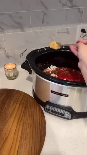 Quick and easy creamy beef and shells in the crockpot! This one is so cozy and perfect for the colder months and your kids will love this one too. We love a family friendly meal around here! We always serve ours with salad and bread. It’s so yummy and so quick to put together! Definitely picky eater approved 🍝 RECIPE: 1 lb ground beef 2 cups shell noodles 1/2 yellow onion spoonful minced garlic 15 oz can tomato sauce 2 cups beef stock 1 cup heavy cream 1 to 1 and a half cups sharp cheddar 1 tsp