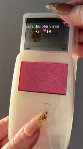 is so iconic for this! This blush compact looks like a mini iPod, it’s giving 2000s vibes 😌🙌🏻