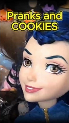 Mal and Evie Funny Halloween Prank with Anna Elsa and Chelsea #dolls #halloween #malandevie #barbie