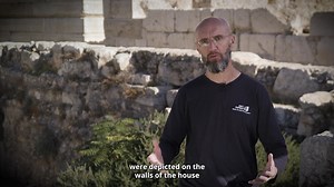 One morning you wake up, head out for another ordinary day of archaeological excavations, and then it happens. Amid the layers of soil, a rare pendant suddenly comes to light. A seemingly routine moment, yet one that manages to revive an entire world that had vanished. It is an extraordinary artifact: a lead pendant bearing the symbol of the menorah, from a period when Jews were forbidden to enter Jerusalem. It was likely owned by an anonymous Jew who chose to wear it around his neck. That choic