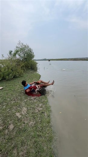 Amazing Cast Net Fishing Skills in the River#CasttFishing#Fishing RivFishing#FishingVideo#NetFishing