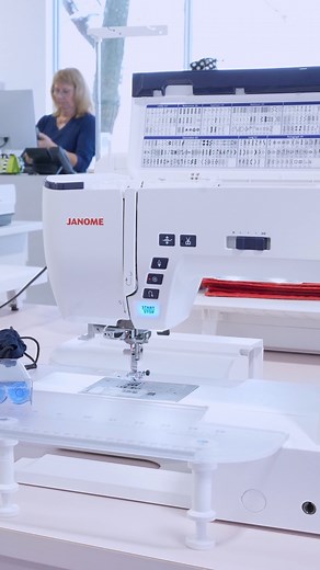 Découvrez la Janome Skyline S7 Édition Anniversaire chez Excelle Machine à Coudre ! AcuFeed™ Flex pour des tissus épais impeccables, 350 points, 7 alphabets… et une promo en cours 🎉 👉 En savoir plus ici : http://bit.ly/4qXXH17 📍 Excelle Machine à Coudre – Laval, QC 🧵 Suivez-nous pour plus de démonstrations et conseils couture ! | Excelle Machine à Coudre