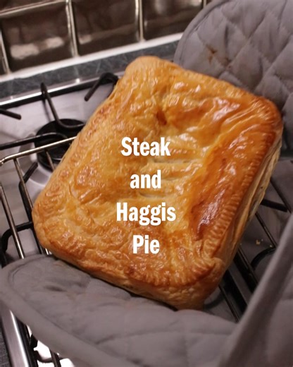 We're whipping up some Steak and Haggis Braveheart Pie to brave the darker nights ahead 🏴󠁧󠁢󠁳󠁣󠁴󠁿 Find the full recipe below and bite into FREEDOM👇 | Macsween Haggis