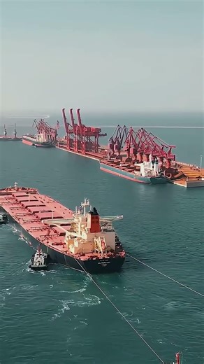 How Do 300,000-Ton Ships Stop Without Brakes? The Genius Docking🚢