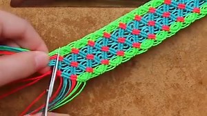 12K views · 235 reactions | ¡Hola macrameros! En el video de hoy, te muestro cómo hacer esta pulsera que está tejida con la técnica del macramé y tiene un diseño de red doble con tres colores diferentes  ¿Desde donde me estás viendo? . #macrame #tejidos #artesanal #micromacrame #pulserasdehilo | Tutoriales Temuco · Macrame | Facebook