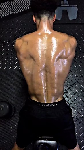 My favorite body part to train has always been back. I’ve learned the ins and outs to creating a perfect sculpted shredded back. Let me teach you how! Link in bio📲 #backcheck #backexercises #leanbodykels #gymmotivation | Lean Body Kels