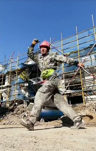 From Concrete to Dance Floor: Construction Crew's Epic Routine Stops Traffic