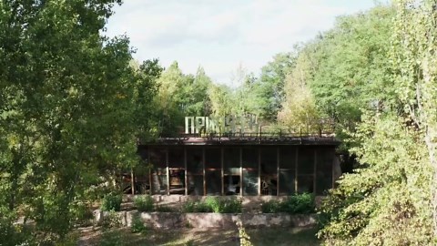 チェルノブイリの静かな残響：廃墟を巡るドローンの旅