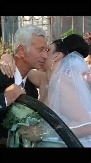 🇮🇹Ernela B Feta🇦🇱 | ...Karrigia e zbrazët... ​Ti nuk je më këtu, e shtëpia hesht, Si një libër i mbyllur që askush s'e lexon, Mbi karrigen tënde pluhuri zë... | Instagram