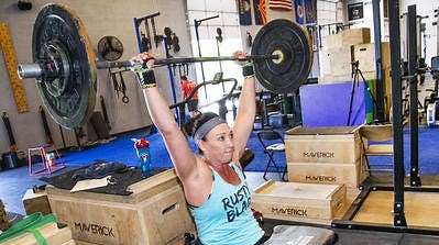 Amy Van Dyken returns to competition for first time since being paralyzed