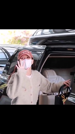 251103 #JISOO at the Seoul Gimpo Business Aviation Center (SGBAC), back from Indonesia. 🤏🥹 #BLISSOO #ジス #지수 #金智秀 #BLACKPINK | 103 percent of bliss