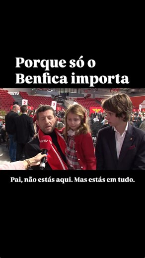Hoje voltamos ao pavilhão. Quatro anos depois daquele dia em que recebi o emblema de ouro e ainda te sentia ali, inteiro, ao meu lado. O vídeo continua a doer e a aquecer, como todas as memórias que guardamos onde o coração bate mais devagar. Hoje, com 54 anos de sócio do Benfica, regresso não sozinho, mas ao lado do Pedrinho, o teu outro filho. Caminhamos juntos, como tu caminhavas connosco. Há gestos que atravessam o tempo e não se desfazem, mesmo quando a vida muda de lugar. O amor que passa 