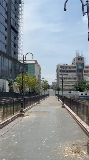 Earlier this week, walked around the popular 7.5-acre Bandra Talao, a Grade II heritage lake that has been completely dewatered for the first time in recent memory at least as a part of a rejuvenation attempt by the civic body.The urban waterbody is now a vast stretch of exposed mudflats and heavy silt deposits, with excavation machinery and pumps working through the remaining patches of sludge. Officials said the exercise marks phase one of the lake’s restoration, involving complete dewatering 