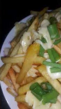 Batata frita com queijo derretido e suco de limão: simples e irresistível! 🍟🧀🍋#batatafrita #food