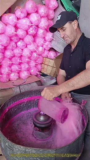 菓子製作：屋台でピンクのわたあめを紡ぐ