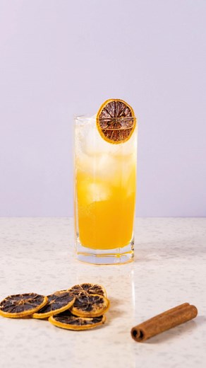 On vous présente la recette du kit du temps des fêtes avec @MontellierCanada, le Mamaretto ! C’est un peu comme déguster un bon pain d’épices liquide, rien de mieux pour allumer la passion dans toute la maisonnée! Joyeux temps des fêtes à tous! Ingrédients : 1 oz (30 ml) d’amaretto sans alcool NOA 1/2 oz (15 ml) de sirop de gingembre Pincée de cannelle moulue 3 oz (90 ml) d’eau pétillante Montellier Rondelle d’agrume (pour décorer) Préparation : Dans un verre, ajouter tous les ingrédients (sauf 