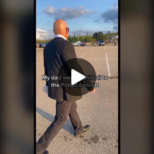 Atleast 500 people got a picture with him #pitbull #pitbullconcert #hollywoodamphitheather #stlouis #missouri