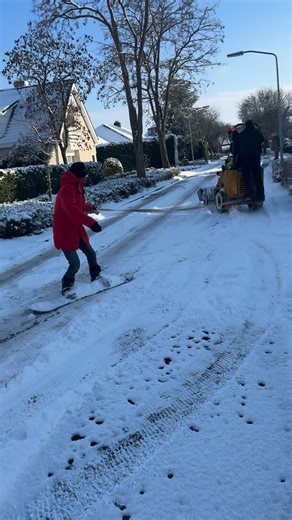 LG2G - Mediation | Advies | Coaching (Lennard Zwaard) on Instagram: "Stelling van de dag Los je vandaag het conflict op… of laat je je meeslepen? Wat kan er misgaan? Precies! Conflicten zijn een beetje als dit filmpje. Je kunt zelf sturen… Je kunt je laten voorttrekken… Of je merkt te laat dat niemand écht heeft afgesproken wie de richting bepaalt. Als mediator stel ik maar één vraag: Wie zit er vandaag op de shovel — en wie hangt er achter de spanband? Tip van de dag: Even afstappen, gesprek vo