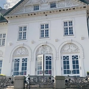 Den traditionsrige fødselsdagsparade i anledning af Hendes Majestæt Dronningens fødselsdag bød på musik og hurraråb, da Dronningen og Kronprinsfamilien viste sig på verandaen for kort tid siden 🇩🇰💂🏻‍♀️🎶 | Det danske kongehus