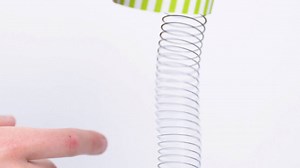 Find out if a slinky can make noise with this amplifying project! 🔊🔊 Experiment further with a plastic slinky. Does it make the same sound as a metal slinky? Try letting the bottom of the slinky hit the floor. Does it make a different or more pronounced sound? | KiwiCo