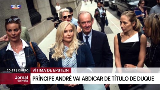 O Príncipe André anunciou esta sexta-feira que vai abdicar do título de Duque de York. Entretanto, será lançado, a título póstumo, o livro de memórias da adolescente fotografada ao lado do filho de Isabel II, que ajudou a desvendar a teia de tráfico sexual de menores ligada a Jeffrey Epstein. Saiba mais aqui: http://bit.ly/438vFWD | SIC Notícias