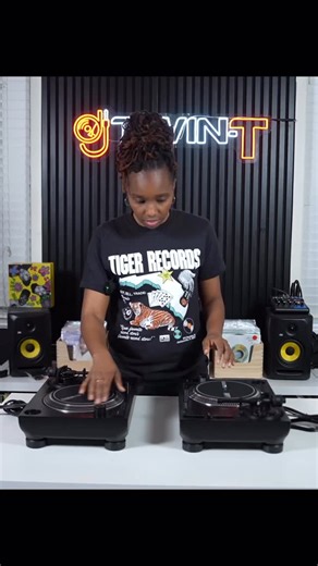 DJ Twin-T on Instagram: "ᴜɴʙᴏхɪɴɢ ᴛʜᴇ ɴᴇᴡ @ʀᴇʟᴏᴏᴘᴅᴊ ʀᴘ-7 @djrockandsoul #djtwint #djlife #vinyl #45rpm #turntables"