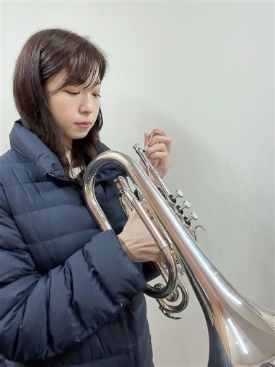 中村静香｜Shizuka Nakamura on Instagram: "つづき𖧷𓂃･ﾟ なんと先日、25年前にタイムスリップしてきました❕ (長いですが、私の青春にお付き合いください) . . . 小学生のころマーチングバンドに所属し、 メロフォンを担当していました🎺🌟 当時出演していた音楽祭が、 今年の開催で最後になるとのこと。 そして25年ぶりに顧問と再会。 なんと、わたしも合奏に参加することに。 当日連絡なのに駆けつけてくれる同級生。 天真爛漫でかわいい子どもたち。 25年ぶりに持つメロフォンの重み。 私の大好きな合奏した時の、あの一体感。 懐かしい光景、よみがえる青春の日々。 ステージ袖で涙ぐむマネージャーさん。 泣く人、間違えてない？笑 (でも嬉しかった) 突如、故障し動かなくなる私のケータイ。 同級生と連絡が取れず、会えずじまい。 顧問お二方の記憶力のすごさに驚きつつ、 恥ずかしい事まで思い出し、取り乱す私。 後ろ髪を引かれながら、そのまま仕事へ。 . . . もう、予想外の連続。 飛び入り参加にも関わらず 