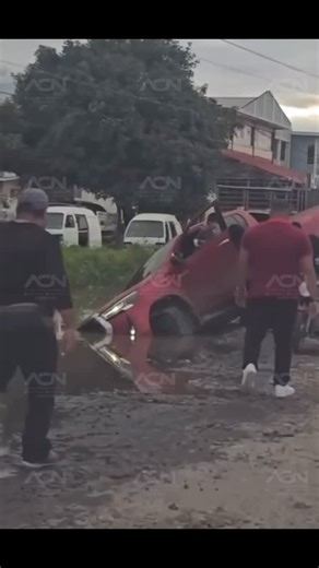 Antonio Orellana on Instagram: "#AONOTICIAS 🚨 El conductor de un vehículo tipo pick up perdió el control del automotor , saliéndose de la vía y cayendo en una cuneta con agua, el hecho se suscitó la tarde de este martes a la altura de la colonia La Alameda, en La Ceiba , Atlántida. El percance se habría generado debido al mal estado de la carretera"