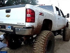 GIANT 2010 CHEVROLET DURAMAX 2500HD 4X4 on 46's PULLS STUCK MUD TRUCK!!