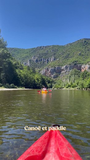 Vivez une aventure inégalée dans les Gorges du Tarn 🚣‍♂️ Explorez un immense canyon où villages somptueux, descentes en canoë exaltantes, falaises vertigineuses et coins de baignade paisibles se rencontrent pour créer des souvenirs mémorables. Une expérience unique vous attend ! 💦 | Lozère Tourisme