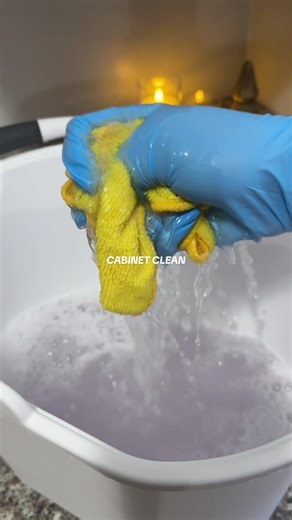 HAPPY NEW YEAR🥂✨🫶🏽 May this year bring in nothing but happiness, good health and opportunity❤️ - Wiping down the cabinets is my favorite refresh for my kitchen! It makes the entire room smell so amazing. - #CleanTok #Asmr #Pinalen #KitchenClean #Fyp