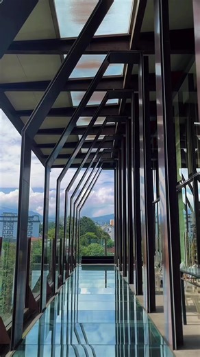 Nginep di pusat kota Bandung tapi tetep nyaman? Bisa banget. De Java Hotel lokasinya strategis parah, persis di seberang PVJ Mall, mau kemana-mana tinggal jalan. Kamarnya estetik, fasilitas lengkap, ada kolam renang, bahkan bisa request romantic dining 💛 Pilihan aman buat staycation atau trip singkat di Bandung. #gajianjalanjalanhotel #staycation #bandung #hotelroom #nexentertainment